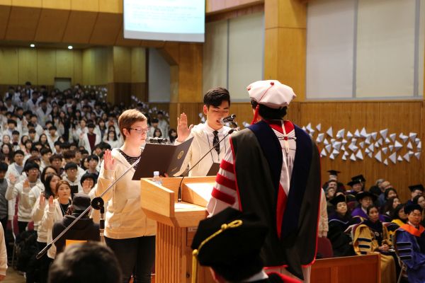 (사진3)신입생들이 다 함께 ‘한동명예선언문’을 낭독하며 선서하고 있다(신입생 선서 대표를 맡은 쥴리아나 엘리자베스 학생(왼쪽)과 전인송 학생)