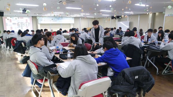 (사진3)예비 대학 프로그램에 참여한 예비 신입생들이 조별 모임을 진행하고 있다