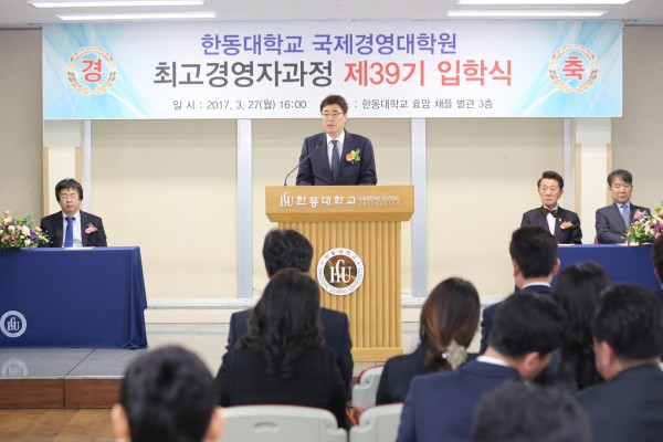 (사진3)오무환 총동문회장이 축사를 전하고 있다