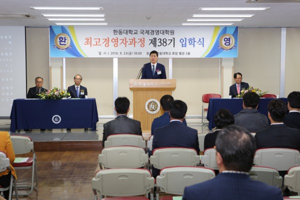 (사진3)오무환 총동문회장이 축사를 전하고 있다