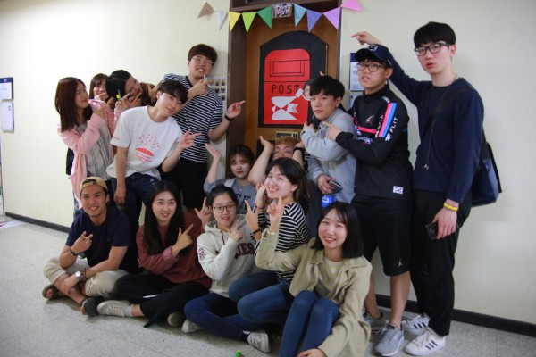 (사진3)이건 교수팀 학생들이 담임 교수 연구실 문 꾸미기를 마친 다 함께 기념사진을 찍고 있다