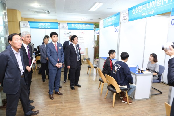 (사진3)장순흥 한동대 총장과 정병윤 경상북도 경제부지사가 ‘우수기업 취업 한마당’ 행사 현장을 둘러보고 있다