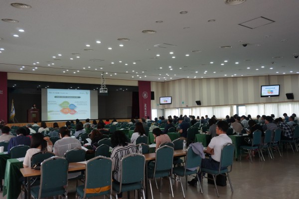 (사진3)정숙희 교수(한동대 경상권 교육기부센터 센터장)가 2016 경상권 교육기부 워크숍에서 발표하고 있다