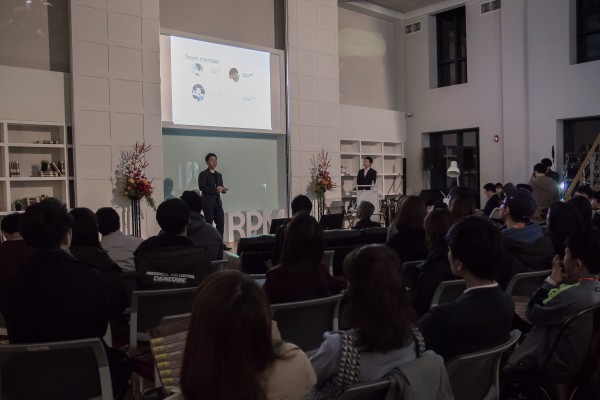 (사진3)참가자가 창업 아이디어를 발표하고 있다