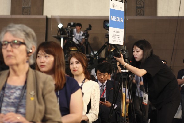 (사진3)한동 아카이브 소속의 학생이 영상을 촬영하고 있다