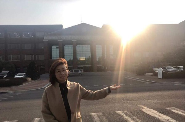 (사진3)한동대 현동홀(본관) 앞에서 기념 사진을 찍은 이지선 박사