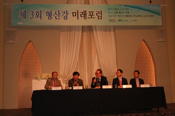 (사진3)한영광 운영위원장의 사회로 조이수 한동대 교수와 정연태 포항테크노파크 정책연구소장, 김학주 한동대 교수, 김경룡 DGB 경제연구소장 등의 패널들이 토론을 벌였다.  