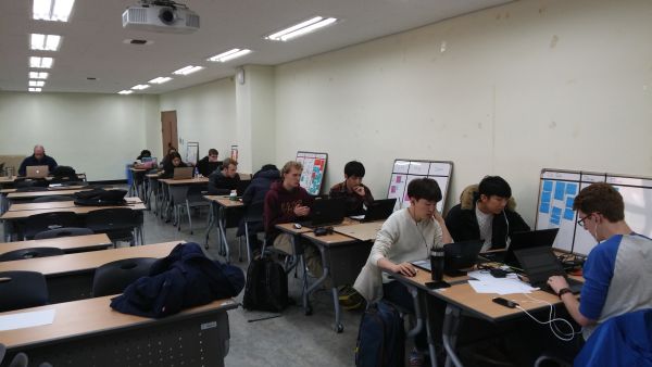 (사진3)한동대 학생과 캘빈대 학생은 1:1 매칭으로 한 조를 이루어 햄스터볼 게임, 탱크 게임 등 다양한 주제의 게임 프로토타입(시제품)을 개발했다