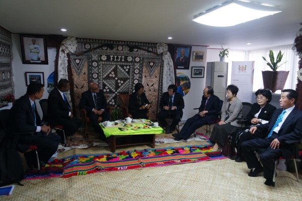 (사진3)장순흥 한동대 총장과 지오지 코노시 콘로테 피지공화국 대통령 부부가 한동대 순교 학생 학부모들과 면담하고 있다