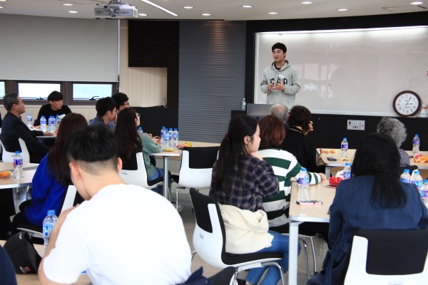 (사진2)이번에 처음 후원금을 받은 황이삭(법학부, 2학년) 학생이 감사 인사와 비전을 나누고 있다.