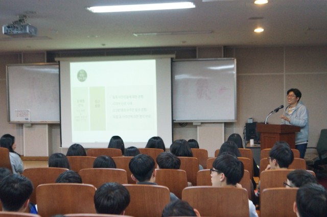(사진4)이동훈 학생이 글로벌i-융합프로젝트 사례를 발표하고 있다