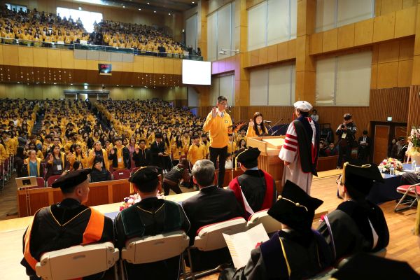 (사진3)신입생들이 다 함께 ‘한동명예선언문’을 낭독하며 선서하고 있다