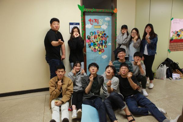 (사진3)조현지 교수팀 학생들이 담임 교수 연구실 문 꾸미기를 마친 후 다 함께 기념사진을 찍고 있다