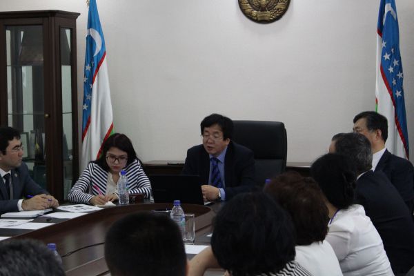 (사진3)한동대 장순흥 총장(가운데)이 우즈베크 교육부 관계자 및 전국 80여 개 대학 관계자 대상으로 화상 특강을 열었다