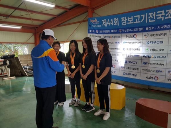 (사진1)'제44회 장보고기 전국 조정 대회' 여자대학부(2부)에서 종합우승을 차지해 해양수산부 장관상을 받은 여자팀