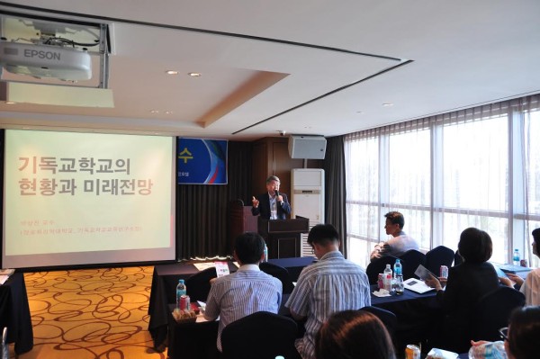 (사진3)박상진 기독교학교교육연구소 소장은 ‘기독교 대안학교 현황과 발전 방안’과 ‘기독교 대안학교 교사로서의 정체성과 비전’이라는 두가지 주제로 특강을 했다