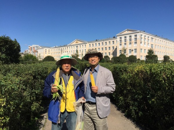 (사진3)김순권 교수(왼쪽)는 러시아 부랴트 공화국 국립농업대학교 건물 입구에서 기념 사진을 찍고 있다.(2016.9.17)