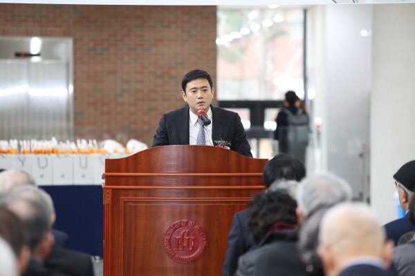 (사진4)고 하용조 목사의 장남 하성석 씨는 유가족을 대표해 인사말을 전하고 있다