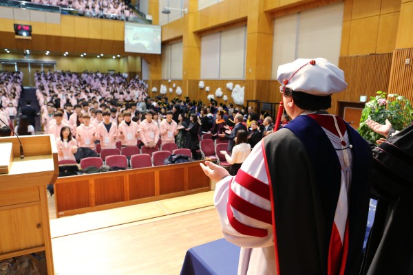(사진4)신입생들과 교수들이 마주 보며 다 함께 서로를 축복하는 노래를 부르고 있다