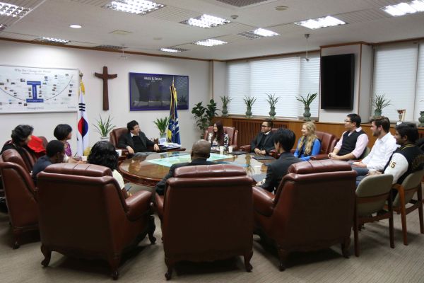 (사진3)외국인 홍보대사 학생들이 장순흥 총장의 인사말을 듣고 있다.