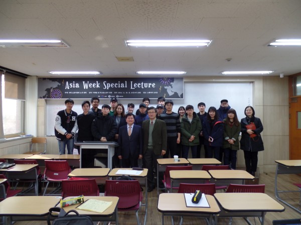 (사진4)이채필 전 장관의 특강을 마친 후 기념사진을 찍고 있다