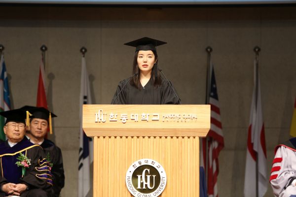 (사진3)장순흥 한동대 총장이 졸업생의 학사모 수술을 오른쪽에서 왼쪽으로 옮겨주고 있다