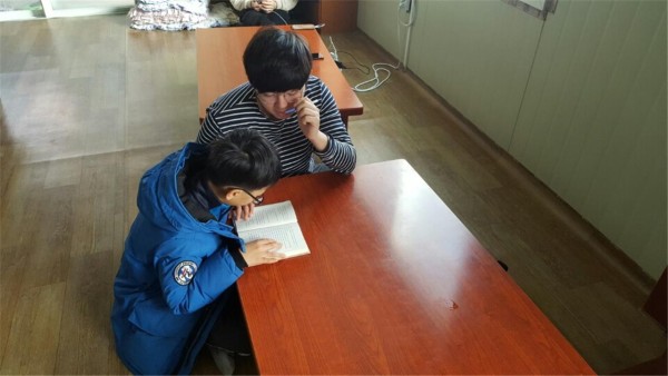 (사진4)추곡에 사는 초등학생의 공부와 독서를 도와주고 있다