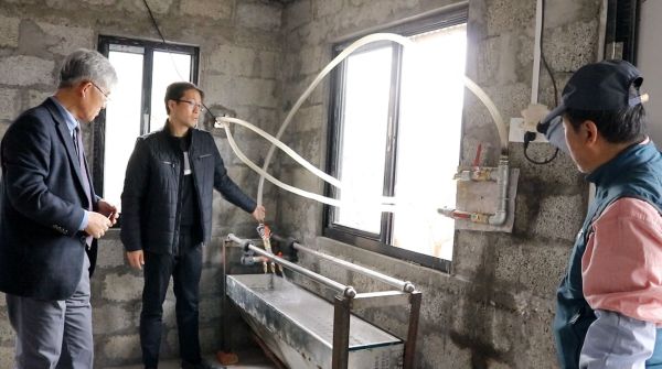 (사진4)적정기술에 기반를 둔 정련과정을 모니터링 중인 연구개발팀