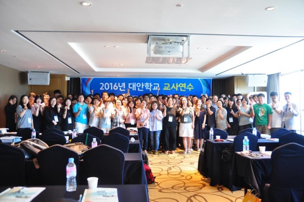 (사진4)한동대와 CTS가 공동 주최한 ‘대안학교 교사역량 강화 연수’에 참가한 교사들이 다 함께 기념사진을 찍고 있다.
