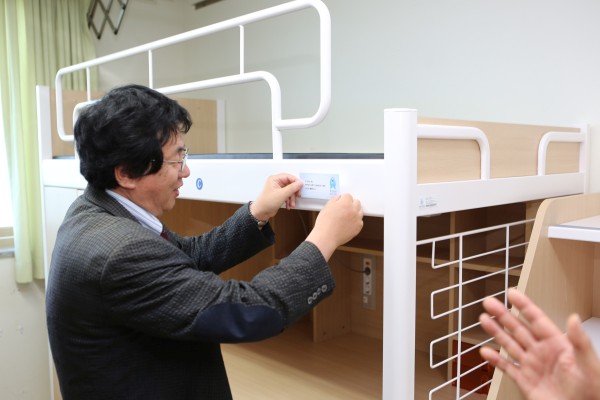 (사진4)장순흥 한동대 총장이 학부모 후원자의 이름이 새겨진 스티커를 새 가구에 붙이고 있다.