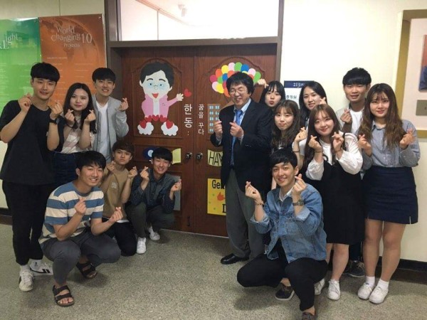(사진5)나누미 학생들이 총장실 문 꾸미기를 마친 후 장순흥 총장과 함께 기념사진을 찍고 있다