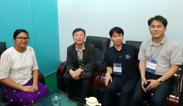 (사진5)미얀마 YTU 건축학과장 Theingi Shwe과 공동교육과정 협의(2018.11.02)(왼쪽부터 Theingi Shwe 건축학과장, 한동대 정상모, 김종천 교수, 박천덕 대표)
