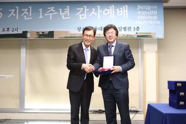(사진5)장순흥 총장(오른쪽)이 더 멋진 세상 김창옥 사무총장에게 감사패를 전달하고 기념사진을 찍고 있다