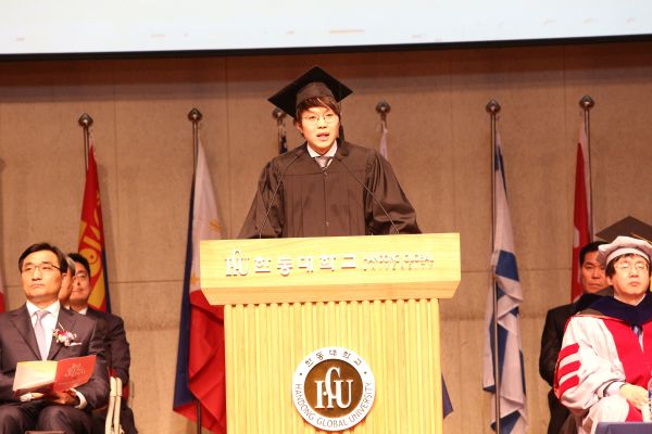 (사진6)졸업생 대표로 단상에 선 김기찬 학생이 졸업 인사말을 전하고 있다