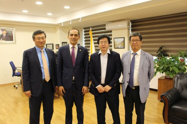 (사진8)한동대 장순흥 총장(왼쪽에서 세 번째)이 타슈켄트 인하대학교 사르바르 바바코자예프 총장(왼쪽에서 두 번째) 및 조우석 수석부총장(맨 오른쪽)을 만나 우즈베크 교육발전을 위한 방안에 대해 논의했다