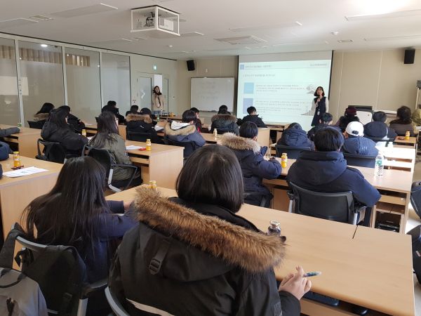 (사진1)참가 학생들이 공공기관과 한국산업기술평가관리원에 대한 기관 소개를 듣고 있다