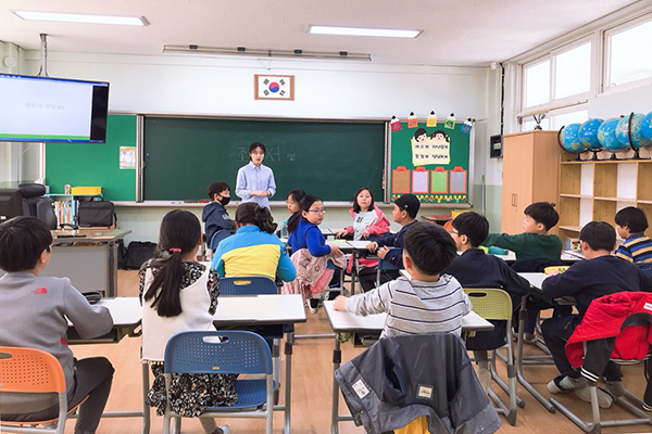 포항시 북구 흥해읍에 있는 죽천초등학교에서 한동대 학생이 초등학생을 대상으로 코딩 교육을 하고 있다