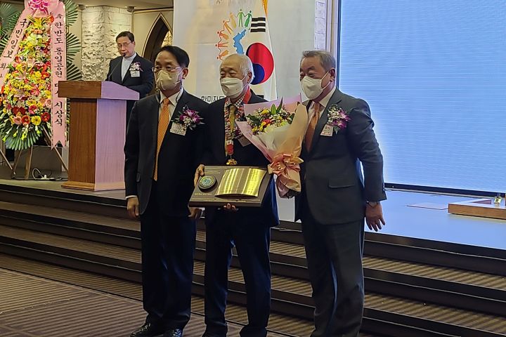 (사진) 김순권 한동대 석좌교수가 제9회 한반도통일공헌대상에서 시민사회 분야 대상을 수상했다.