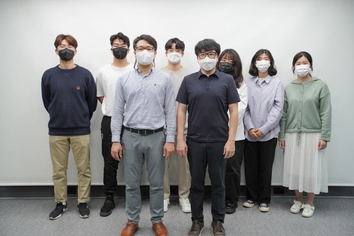 (사진) 조성배 지도교수(앞줄 오른쪽)와 안민규 지도교수(앞줄 왼쪽)가 G-Star 대학생 창업경진대회 최우수상, 우수상 수상팀 학생들과 기념촬영을 하고 있다