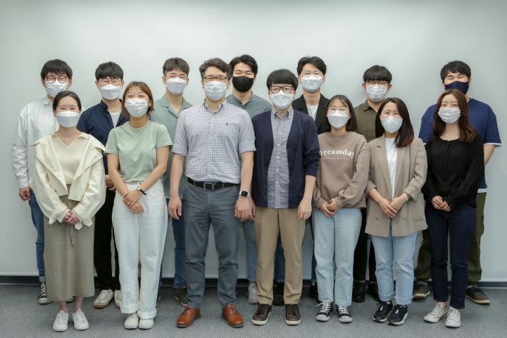 (사진) 조성배 지도교수(앞줄 왼쪽에서 4번째)와 안민규 지도교수(앞즐 왼쪽에서 3번째)가 ‘2021 예비창업패키지’사업 선정팀 학생들과 기념촬영을 하고 있다.