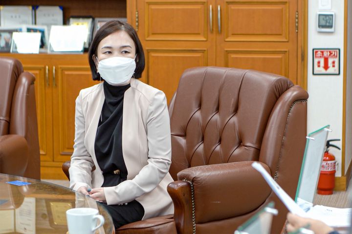 (사진1) 우너르자야 주부산 몽골 영사가 모교를 방문했다