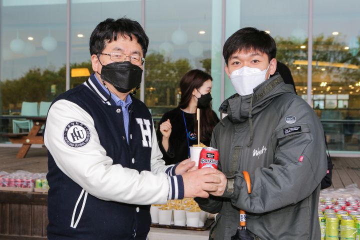 (사진1) 장순흥 총장이 학생에게 야식을 나눠주며 격려하고 있다