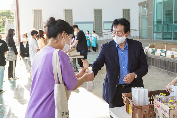 (사진1) 장순흥 총장이 학생들에게 야식을 나눠주며 격려하고 있다.