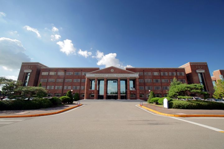 (사진1) 한동대학교 현동홀(본관) 전경