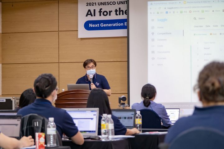 (사진2) 인공지능(AI)을 활용한 데이터 분석방법론을 강연하는 김성민 서울과학종합대학원 교수