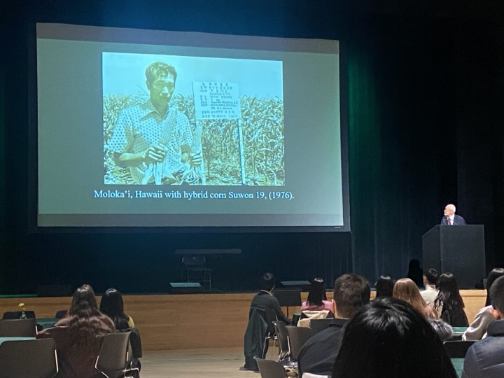 (사진2) 콜럼비아 대학교 교수 및 학생을 대상으로 강연하는 김순권 박사