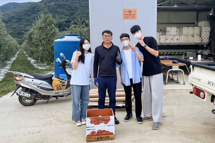 https://www.handong.edu/dcp/editor/images/(%EC%82%AC%EC%A7%842)%20%ED%8F%AC%ED%95%AD%EB%86%8D%EB%AF%BC%EC%97%90%EA%B2%8C%20%EB%82%99%EA%B3%BC%EB%A5%BC%20%EC%A0%84%EB%8B%AC%EB%B0%9B%EB%8A%94%20%EB%AA%A8%EC%8A%B5.jpg