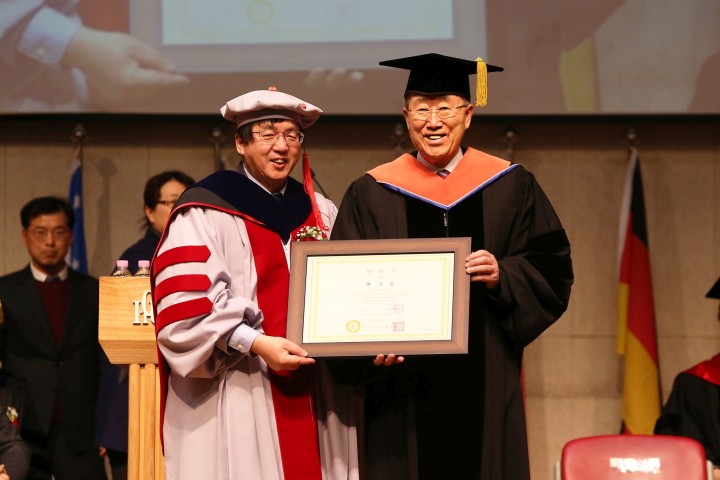 (사진2)장순흥 총장과 반기문 총장이 명예박사학위기를 들고 있다