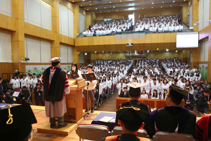 (사진2)19학번 신입생들이 입학 선서를 하고 있다