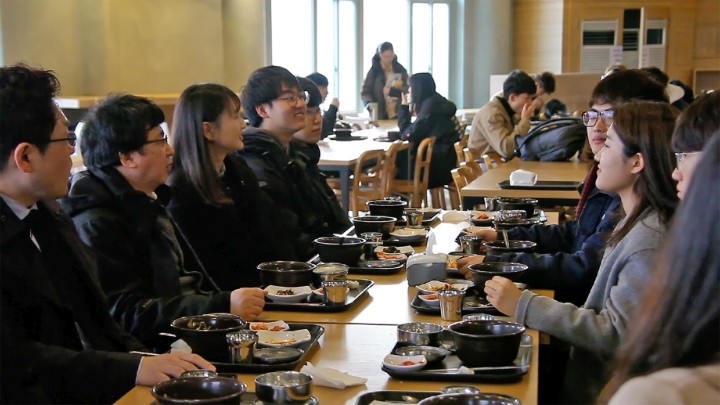 (사진2) 학생들이 장 총장에게 다양한 건의사항과 궁금한 점을 묻고 있다.
